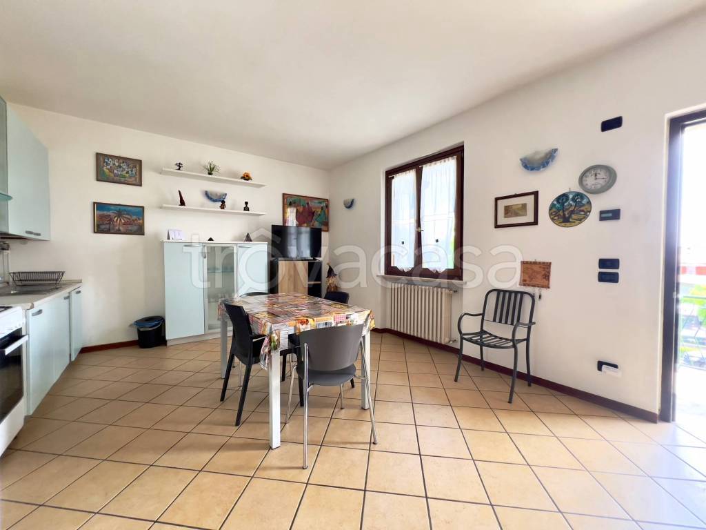 appartamento in vendita a Desenzano del Garda in zona Rivoltella