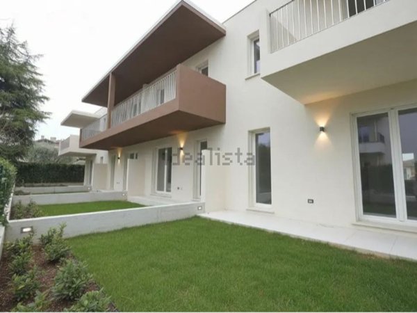 casa indipendente in vendita a Desenzano del Garda in zona Rivoltella