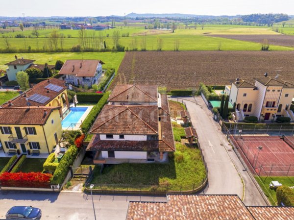 casa indipendente in vendita a Desenzano del Garda in zona Vaccarolo
