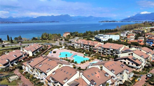 casa indipendente in vendita a Desenzano del Garda in zona Rivoltella