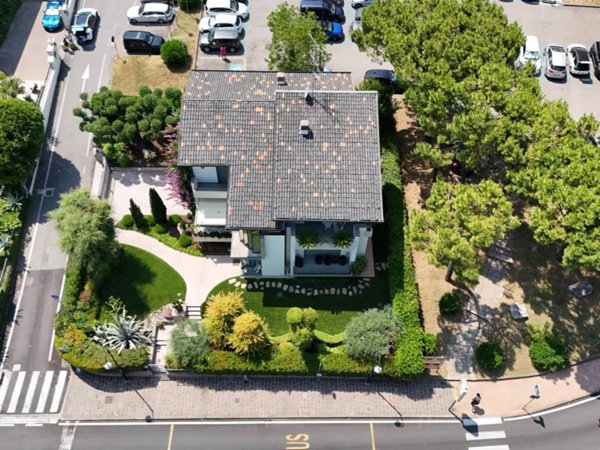 casa indipendente in vendita a Desenzano del Garda