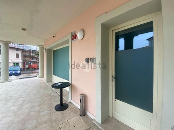 locale commerciale in vendita a Desenzano del Garda in zona Rivoltella