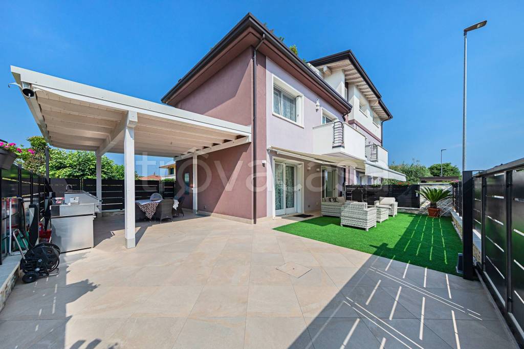 casa indipendente in vendita a Desenzano del Garda in zona Rivoltella
