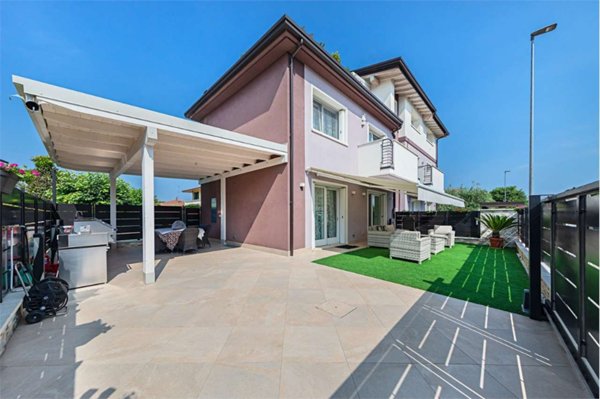 casa indipendente in vendita a Desenzano del Garda in zona Rivoltella