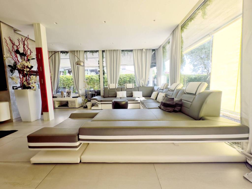 casa indipendente in vendita a Desenzano del Garda in zona Rivoltella