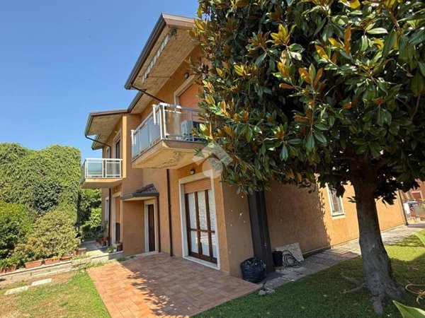 appartamento in vendita a Desenzano del Garda in zona Rivoltella