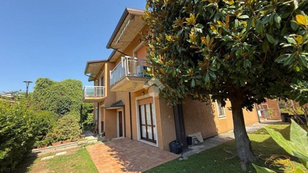 appartamento in vendita a Desenzano del Garda in zona Rivoltella