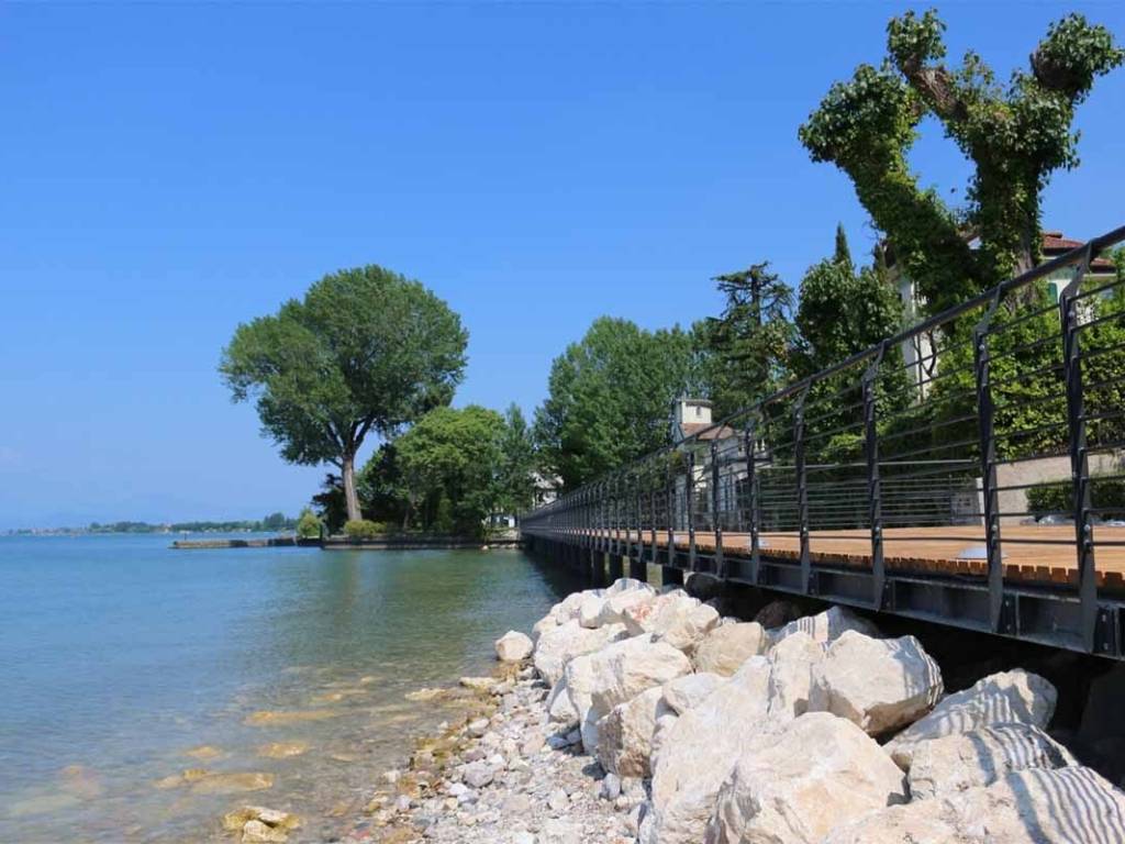 appartamento in vendita a Desenzano del Garda in zona Rivoltella