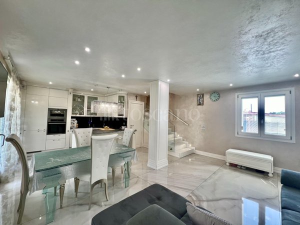 casa indipendente in vendita a Desenzano del Garda in zona Rivoltella