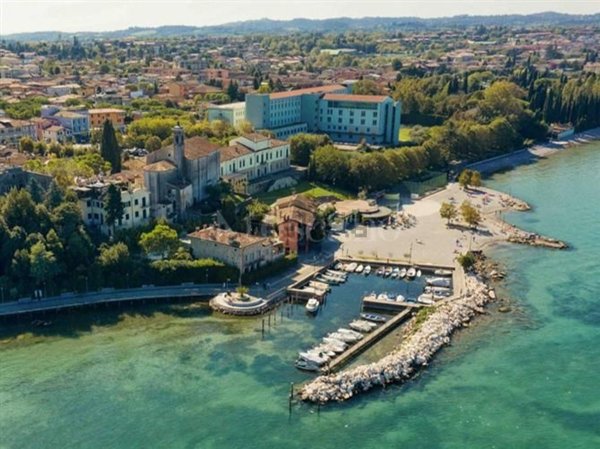 casa indipendente in vendita a Desenzano del Garda in zona Rivoltella