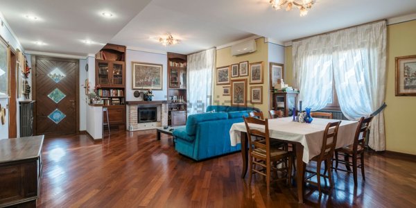 casa indipendente in vendita a Desenzano del Garda