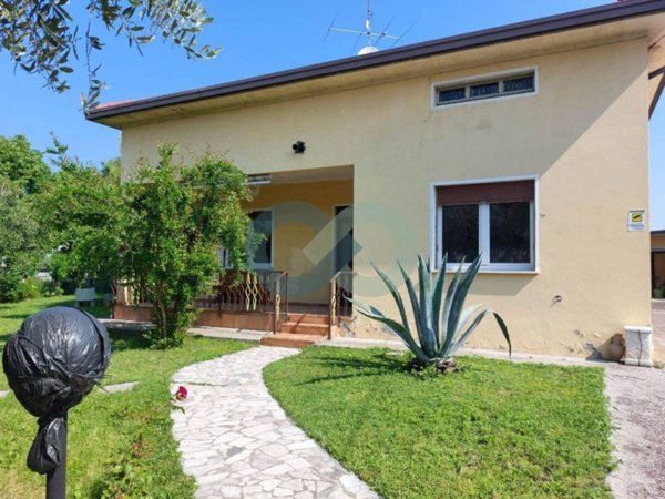 casa indipendente a Desenzano del Garda in zona San Martino della Battaglia