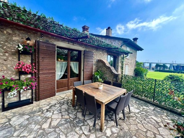 casa indipendente in vendita a Desenzano del Garda