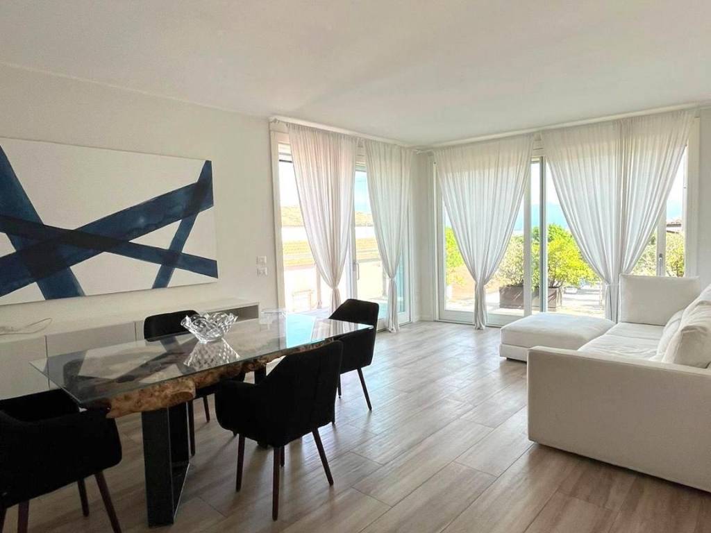 appartamento in vendita a Desenzano del Garda in zona Rivoltella