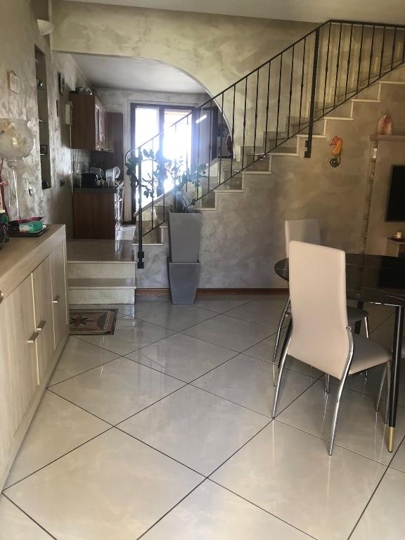 casa indipendente in vendita a Desenzano del Garda in zona Rivoltella