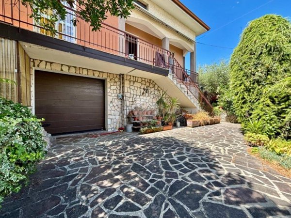 casa indipendente in vendita a Desenzano del Garda in zona Rivoltella