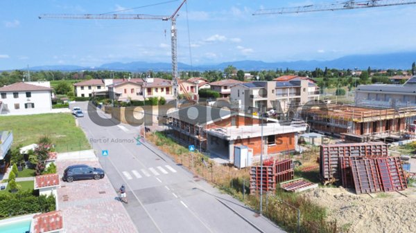 casa indipendente a Desenzano del Garda in zona San Martino della Battaglia