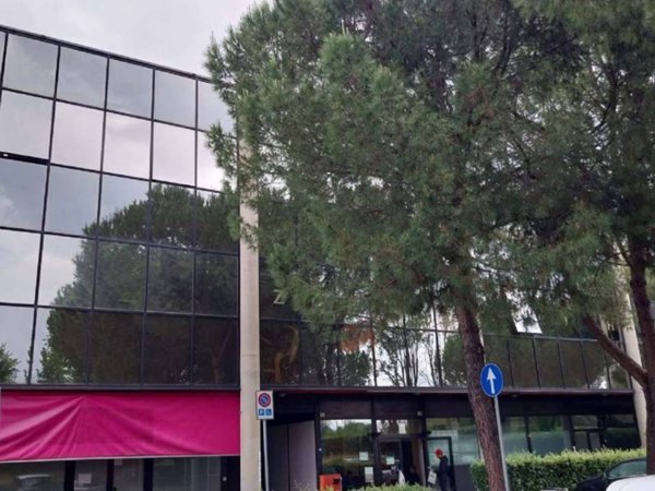 negozio in vendita a Desenzano del Garda in zona Rivoltella
