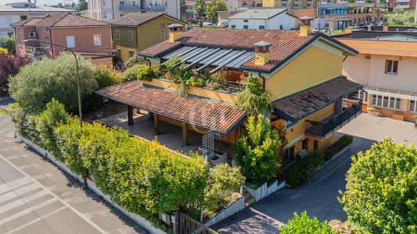 casa indipendente in vendita a Desenzano del Garda