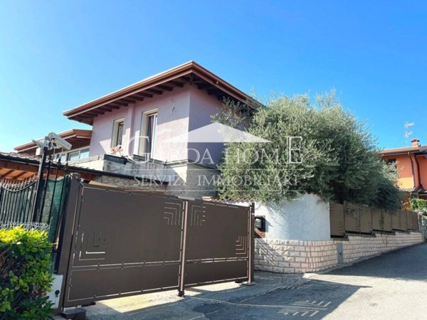 casa indipendente in vendita a Desenzano del Garda in zona Rivoltella