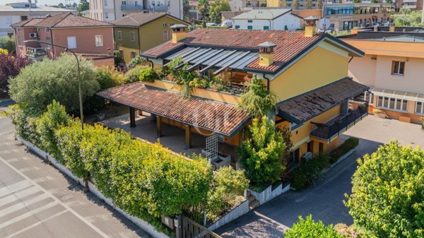 casa indipendente in vendita a Desenzano del Garda