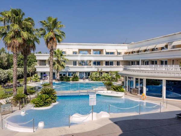 intera palazzina in vendita a Desenzano del Garda in zona Rivoltella