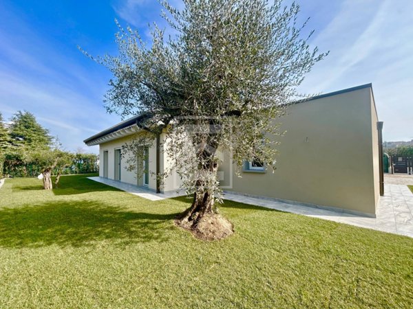 casa indipendente in vendita a Desenzano del Garda