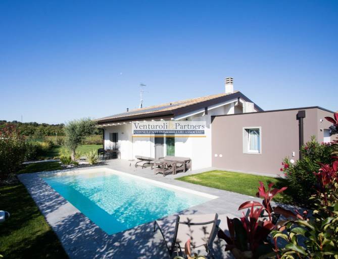 casa indipendente in vendita a Desenzano del Garda