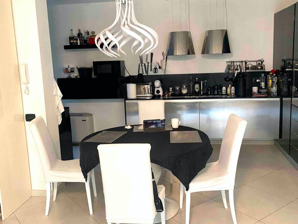 casa indipendente in vendita a Desenzano del Garda in zona Rivoltella