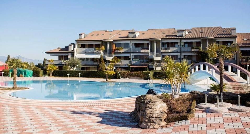 casa indipendente in vendita a Desenzano del Garda in zona Rivoltella