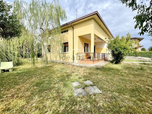 casa indipendente a Desenzano del Garda in zona San Martino della Battaglia