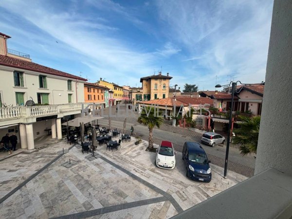 appartamento in vendita a Desenzano del Garda in zona Rivoltella