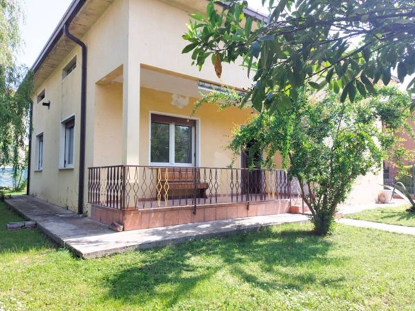 casa indipendente a Desenzano del Garda in zona San Martino della Battaglia