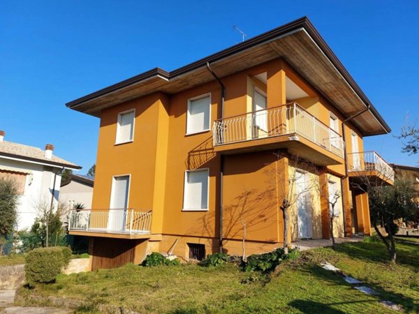 casa indipendente in vendita a Desenzano del Garda in zona Rivoltella