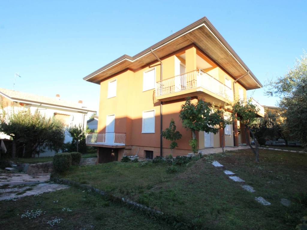casa indipendente in vendita a Desenzano del Garda in zona Rivoltella