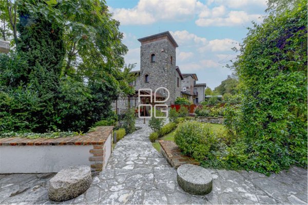 casa indipendente in vendita a Desenzano del Garda
