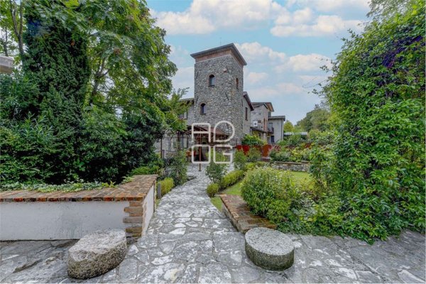 casa indipendente in vendita a Desenzano del Garda