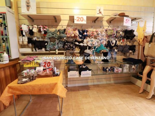 negozio in vendita a Desenzano del Garda in zona Rivoltella