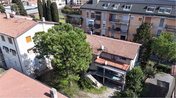 casa indipendente in vendita a Desenzano del Garda