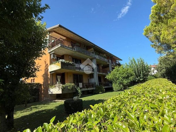 appartamento in vendita a Desenzano del Garda in zona Rivoltella
