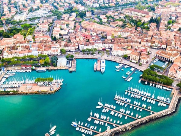 appartamento in vendita a Desenzano del Garda in zona Rivoltella