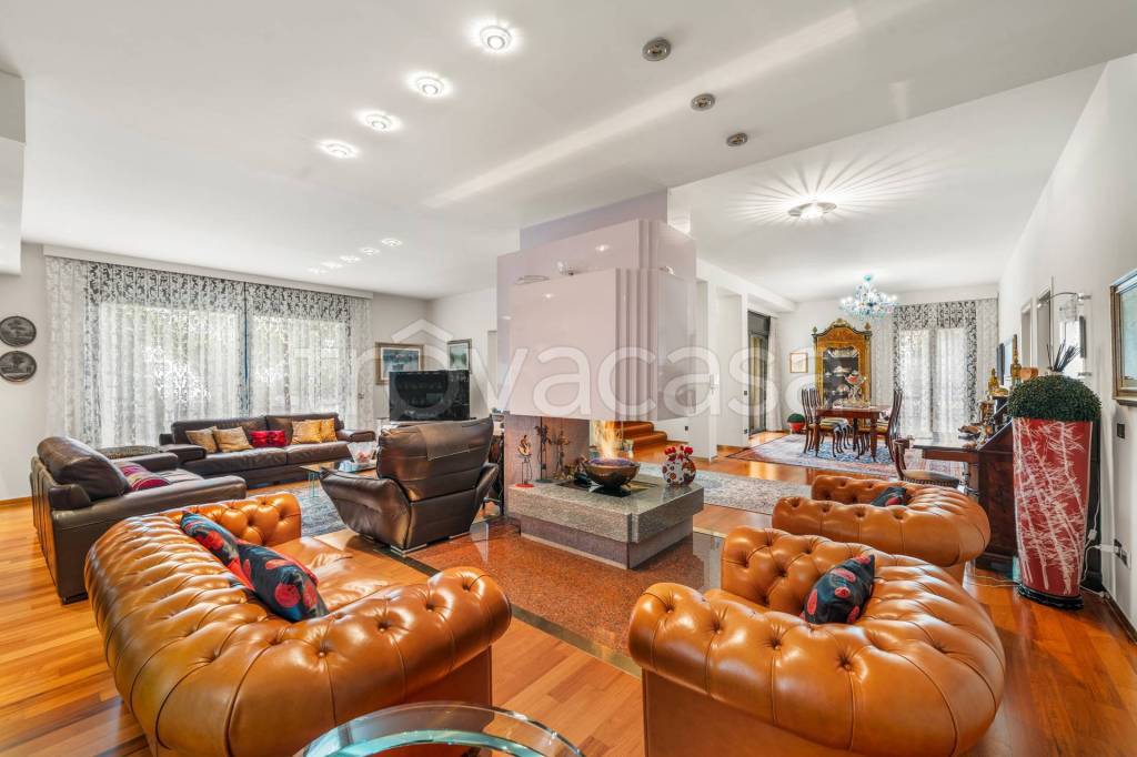 casa indipendente in vendita a Desenzano del Garda