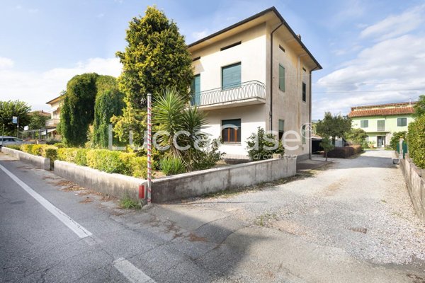 casa indipendente in vendita a Desenzano del Garda in zona San Pietro