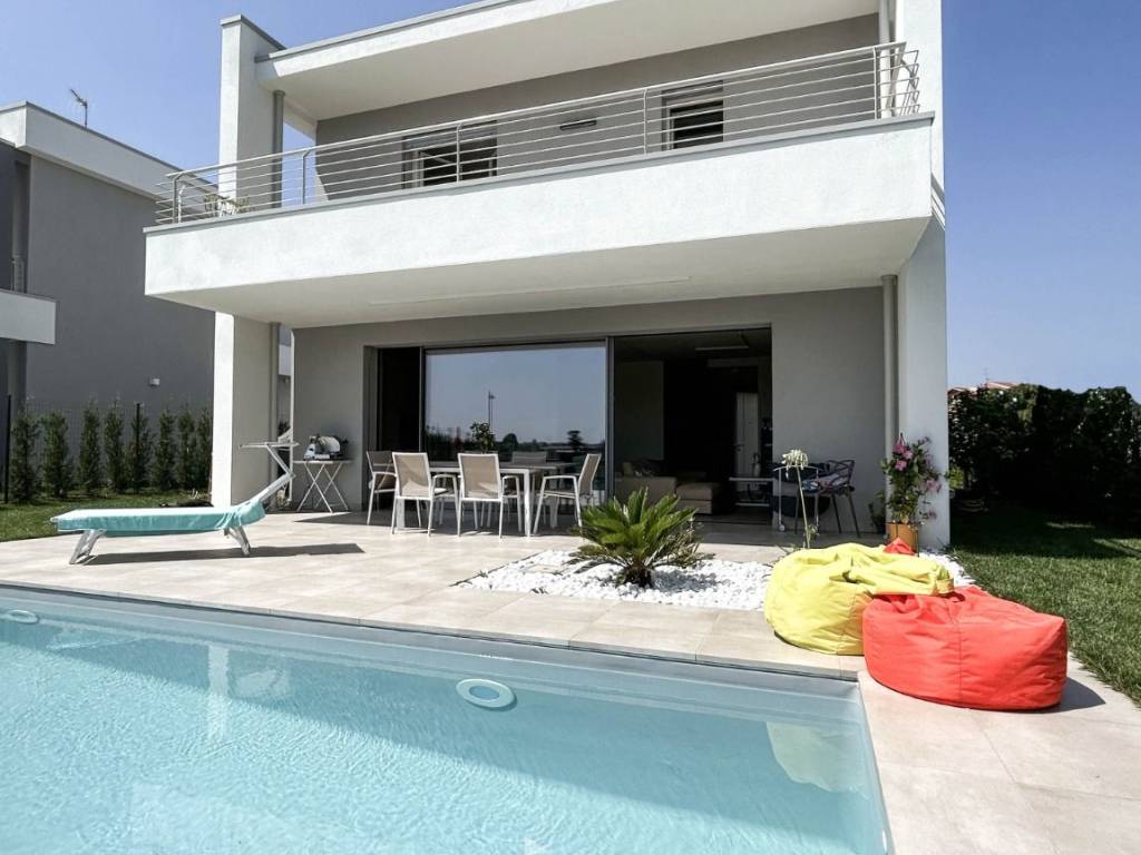 casa indipendente in vendita a Desenzano del Garda in zona Rivoltella