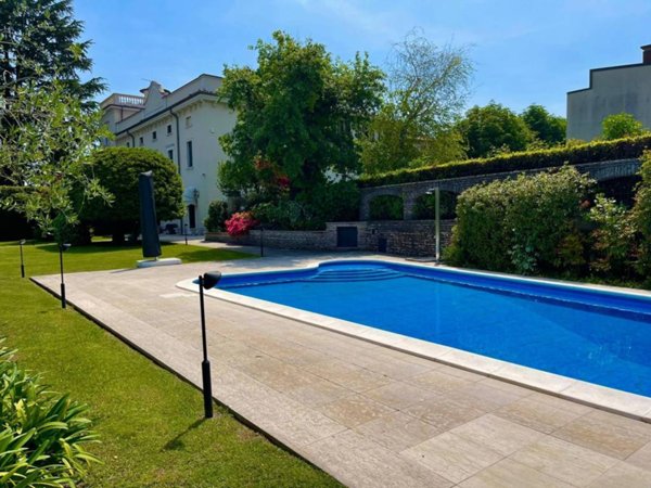 casa indipendente in vendita a Desenzano del Garda