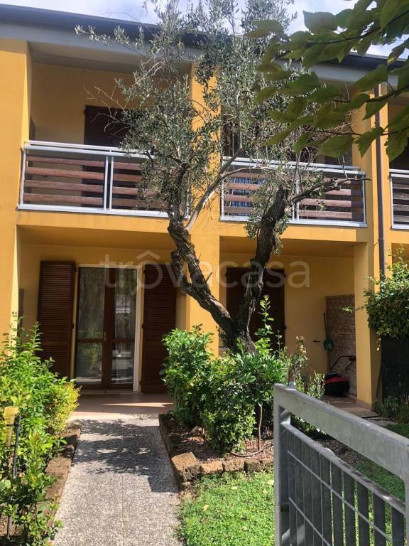 casa indipendente in vendita a Desenzano del Garda in zona Rivoltella