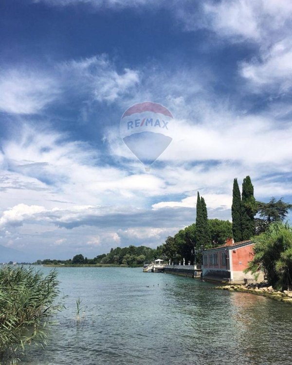 appartamento in vendita a Desenzano del Garda in zona Rivoltella