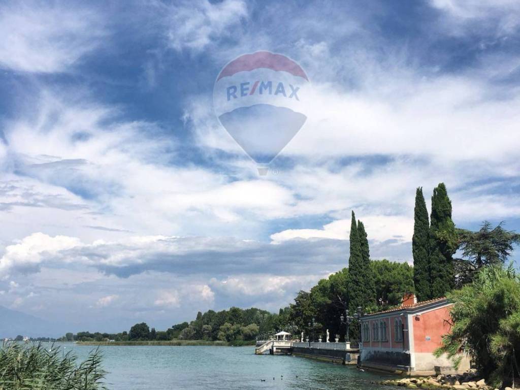 appartamento in vendita a Desenzano del Garda in zona Rivoltella
