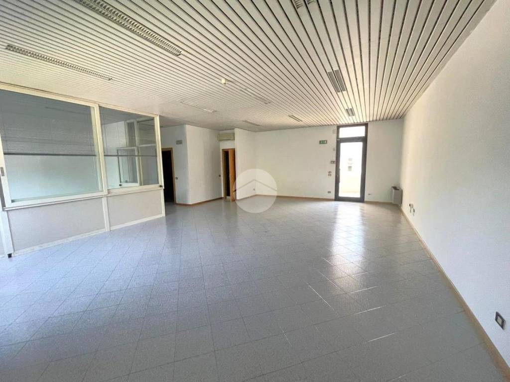 ufficio in vendita a Desenzano del Garda in zona Rivoltella