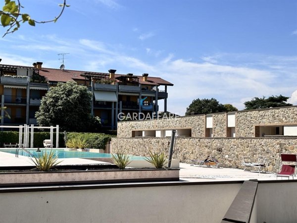 casa indipendente in vendita a Desenzano del Garda in zona Rivoltella